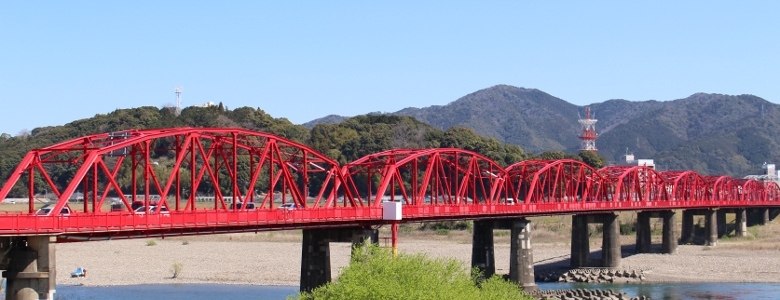 一般社団法人四万十市シルバー人材センターがある四万十市のシンボル的な橋、通称「赤鉄橋」